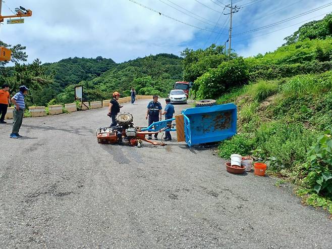 3일 낮 12시 39분쯤 전남 여수시 돌산읍에서 경운기가 넘어져 2명이 숨지고 2명이 다쳤다. 사진은 사고 현장의 모습. /여수소방서