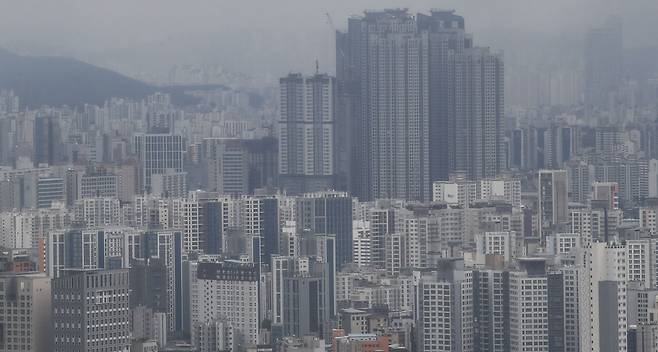 지난달 21일 서울 중구 남산에서 바라본 서울 시내 아파트./뉴스1