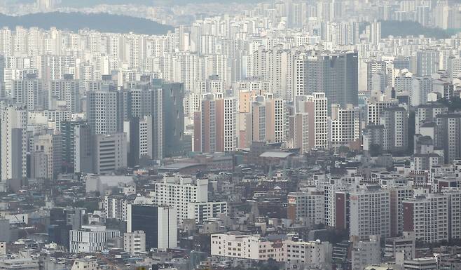 서울 남산타워에서 바라본 아파트 단지. /뉴스1