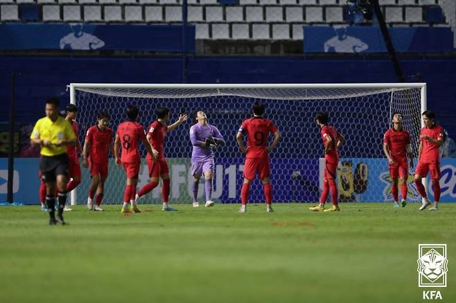 2일(현지시간) 태국 빠툼타니 스타디움에서 열린 아시아축구연맹(AFC) U-17 아시안컵 결승전 대한민국과 일본의 경기에서 전반전 일본 나와타에게 실점 후 대한민국 선수들이 아쉬워하고 있다. (대한축구협회 제공)2023.7.2/뉴스1 ⓒ News1 박세연 기자 /사진=뉴스1