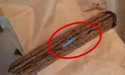 유명 외식 체인의 추로스 속에서 라텍스 장갑 조각이 발견됐다. 사진=연합뉴스(제보자 A씨 제공)