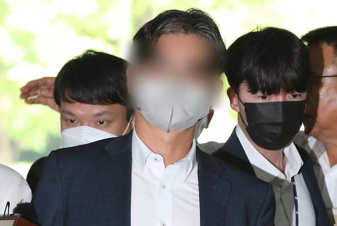 더불어민주당 전당대회 '돈봉투' 의혹의 핵심 피의자로 지목된 송영길 전 대표의 전직 보좌관 박용수 씨가 3일 서울 서초구 서울중앙지방법원에서 열린 구속 전 피의자심문(영장실질심사)에 출석하고 있다. /사진=뉴스1