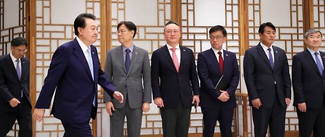 윤석열 대통령이 3일 서울 용산 대통령실 청사에서 열린 신임 차관 임명장 수여식에 입장하고 있다.  [대통령실통신사진기자단] 연합뉴스