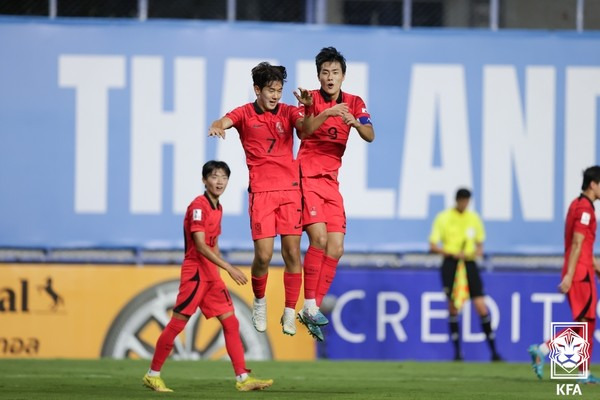 윤도영(왼쪽), 김명준(이상 한국 U17 축구 대표팀). 대한축구협회 제공