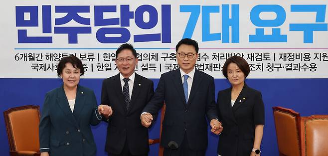 더불어민주당과 정의당 원내대표와 원내수석부대표가 3일 국회 민주당 사무실에서 만났다. 왼쪽부터 정춘숙 민주당 원내정책수석부대표, 배진교 정의당 원내대표, 박광온 민주당 원내대표, 이은주 정의당 원내수석부대표. 연합뉴스