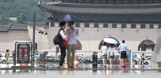 전국 곳곳에 폭염특보가 발효된 가운데 3일 오후 서울 광화문 광장 위로 햇빛에 달궈진 도시의 아지랑이가 피어오르고 있다. 윤운식 선임기자 yws@hani.co.kr