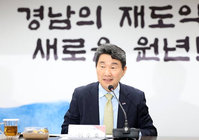 이주호 사회부총리 겸 교육부 장관이 6월30일 오후 경남 창원시 경남도청 본관 회의실에서 열린 라이즈 체계(지역혁신중심 대학지원체계) 간담회에서 인사말을 하고 있다. 연합뉴스