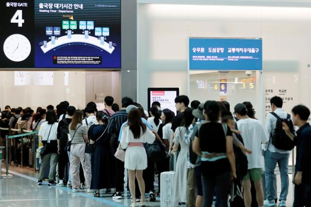 3일 인천국제공항 제1여객터미널 출국장이 이용객으로 붐비고 있다. 뉴시스