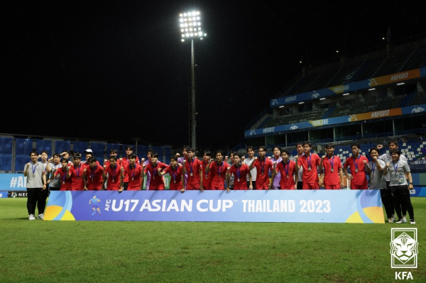 2023 AFC U-17 아시안컵 결승전에서 일본에 져 준우승을 차지한 뒤 메달을 걸고 기념 사진을 촬영하고 있는 대한민국 U-17 대표팀 선수들. 사진=대한축구협회