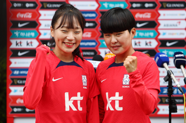 지소연·장슬기 '파이팅' (파주=연합뉴스) 서대연 기자 = 2023 국제축구연맹(FIFA) 호주·뉴질랜드 여자 월드컵을 앞둔 여자 축구 대표팀 지소연(오른쪽), 장슬기가 3일 오전 경기도 파주 축구대표팀 트레이닝센터(NFC)에서 팀 훈련에 앞서 취재진과 인터뷰하며 포즈를 취하고 있다. 2023.7.3 dwise@yna.co.kr/2023-07-03 10:27:33/ <저작권자 ⓒ 1980-2023 ㈜연합뉴스. 무단 전재 재배포 금지.>