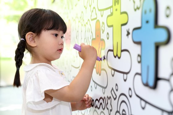 홍원표 작가의 스케치에 나만의 색깔을 입혀볼 수 있는 ‘알록달록 팔레트’ 체험장.