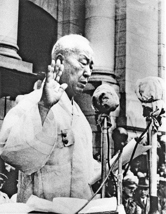 1948년 7월 24일 서울 중앙청 에서 대한민국 초대 대통령 취임 선서를 하는 이승만. [사진 기파랑]