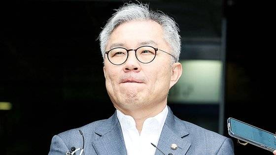 최강욱 더불어민주당 의원이 지난해 10월 서울중앙지방법원에서 열린 '채널A 기자 명예훼손 혐의' 1심 선고 공판에서 무죄를 선고받은 뒤 법정을 나서며 취재진의 질문에 답하고 있다. 우상조 기자