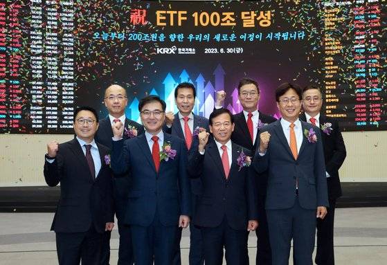 6월 30일 서울 영등포구 한국거래소에서 열린 KRX ETF시장 순자산총액 100조원 돌파 기념행사에서 참석자들이 기념 촬영하고 있다. 앞줄 왼쪽부터 서봉균 삼성자산운용 대표이사, 손병두 한국거래소 이사장, 서유석 금융투자협회장, 이병성 미래에셋자산운용 대표이사, 뒷줄 왼쪽부터 정지헌 한국거래소 유가증권시장본부장보, 배재규 한국투자신탁운용 대표이사, 김성훈 키움투자자산운용 대표이사, 홍융기 KB자산운용 전무. 연합뉴스