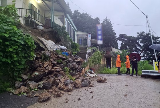 30일 오전 광주 동구 지산동 한 식당 담장이 무너져 내려있다. 당국은 많은 비로 인한 사고로 보고 안전 조치 중이다. 사진 광주 동구