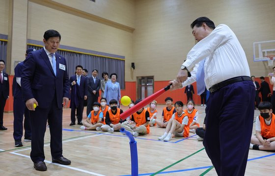 윤석열 대통령이 3일 경기 팔달구 수원초등학교에서 열린 늘봄학교를 현장 방문한 가운데 아이들 간이야구 수업에서 티볼을 시타해보고 있다. 대통령실사진기자단