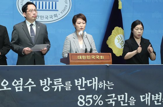 이언주 전 미래통합당 의원(가운데), 최대집 전 대한의사협회회장(왼쪽 첫번째)을 비롯한 참석자들이 3일 오전 서울 여의도 국회 소통관에서 후쿠시마 오염수 초당적 국민대책위원회 출범 기자회견을 갖고 입장문을 발표하고 있다.  이날 이 전 의원은 오염수 문제에 대해 특정 진영의 정치적 이익이 아니라 오염수 방류를 반대하는 85% 국민 쪽에 서겠다고 밝혔다. 뉴스1