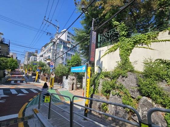 사고 이후 인도를 설치한 언북초등학교 앞 모습. 인근에 보행자가 감지되면 '보행자 접근중'이라는 글씨가 자동으로 뜬다. 신혜연 기자