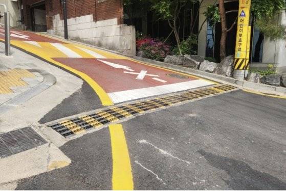 사고 당시 언북초등학교 앞 도로. [법원기자실 제공]