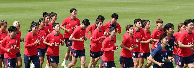 한 발짝씩 더 대한민국 여자축구대표팀 선수들이 3일 경기 파주시 축구대표팀 트레이닝센터에서 훈련을 하고 있다. 정지윤 선임기자 color@kyunghyang.com