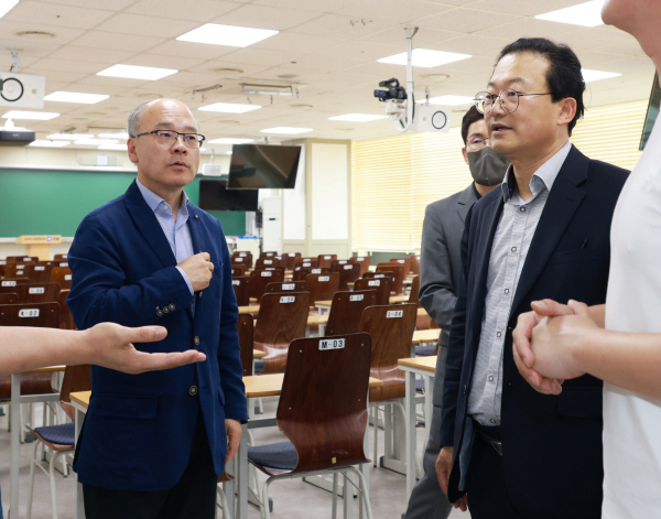 신문규 교육부 기조실장이 서울시교육청 관계자들과 함께 30일 서울 대형 입시전문학원에서 현장 합동 점검을 하고 있다. 교육부는 지난달 22일 오후부터 개설한 사교육 카르텔·부조리 신고센터에 접수된 사안들을 면밀히 들여다보기 위해 지난달 26일부터 대형 입시 전문학원 14곳에 대해 교육청과 현장 합동점검을 실시하고 있다고 밝혔다. 교육부·연합뉴스