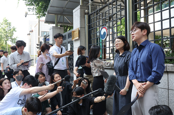 Lawyer Lim Jae-sung, right, who represents some of the forced labor victims who sued Japanese companies for compensations for their forced labor, speaks with the press just outside the Foreign Ministry building in Seoul on Monday to protest the ministry's decision to make public deposits of third-party compensation money that four out of 15 plaintiffs refused to accept. [YONHAP]