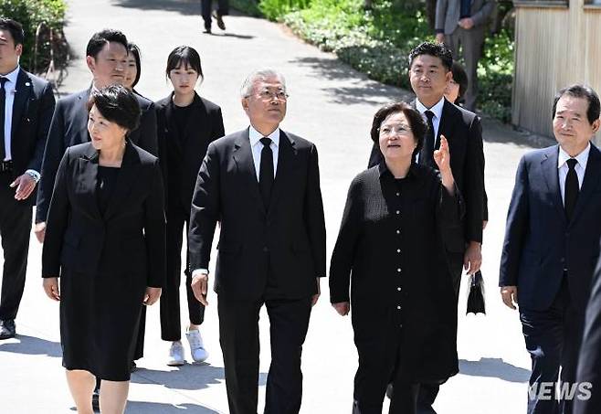 김정숙 여사(사진 왼쪽부터), 문재인 전 대통령, 권양숙 여사, 정세균 노무현재단 이사장이 지난 5월23일 오후 경남 김해시 봉하마을에서 열린 고(故) 노무현 전 대통령 서거 14주기 추도식에 참석하고 있다.   사진=임형택 기자