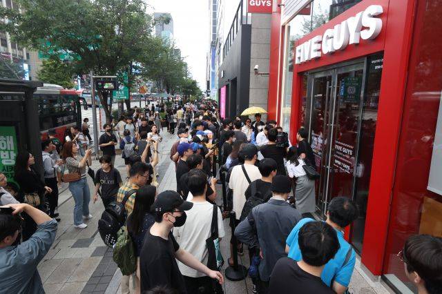 지난달 26일 오전 한국 첫 매장을 개점하는 파이브가이즈 강남점 앞에서 시민들이 햄버거를 구매하기 위해 줄을 서 있다. 연합뉴스