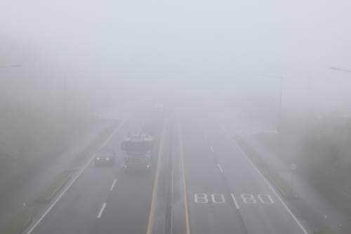제주국제공항에 바다에서 유입된 안개가 제주 상공에 짙게 끼면서 항공기 운항이 차질을 빚었다. [사진출처=연합뉴스]