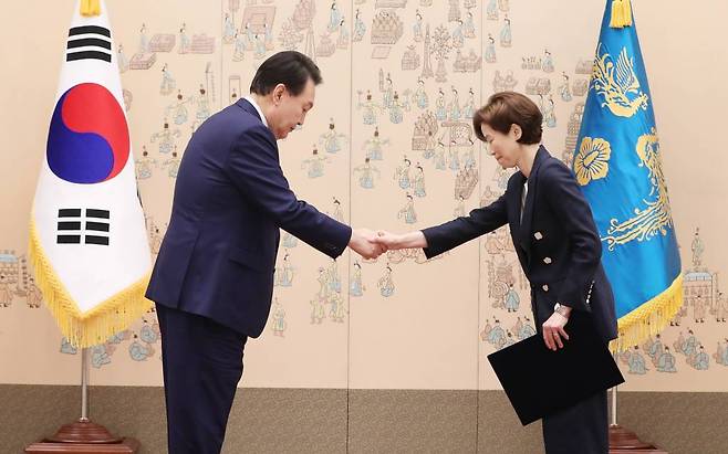 윤석열 대통령이 3일 오전 서울 용산 대통령실 청사에서 조성경 과학기술정보통신부 제1차관에게 임명장을 수여한 뒤 악수하고 있다. / 사진=뉴시스