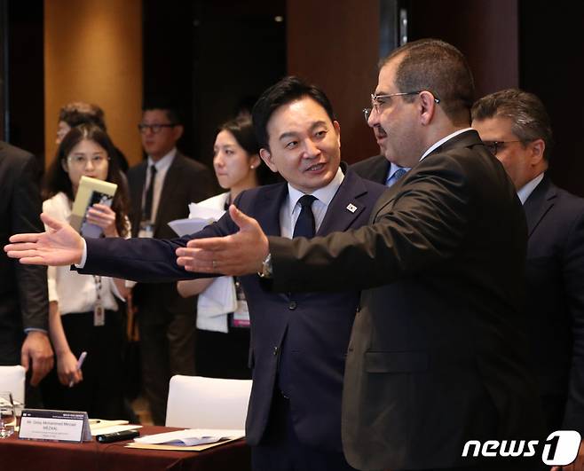 원희룡 국토교통부 장관이 지난 21일 오후 서울 용산구 하얏트호텔에서 열린 제9차 한-이라크 공동위원회 본회의에서 다우드 알 그라이리 이라크 무역부 장관과 대화하고 있다. /사진=뉴스1