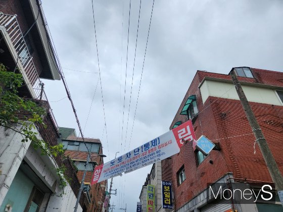 서울 서초구 방배동 541-2번지 일대 방배13구역은 이주가 끝나 현재 안전 문제를 이유로 진입 금지 상태다./사진=정영희 기자