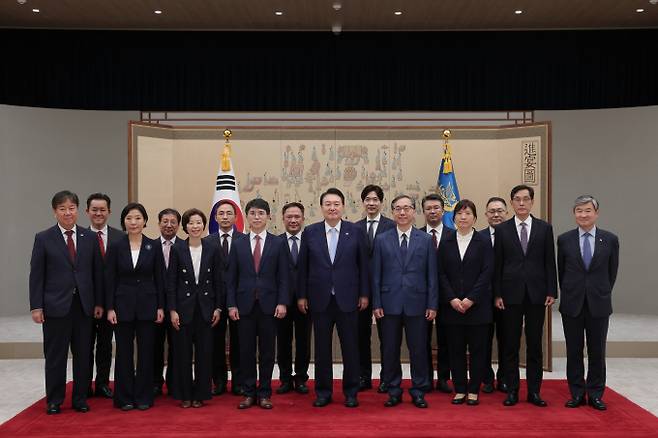 윤석열 대통령이 신임 차관들에게 헌법 시스템에 충성해달라고 주문했다. 사진은 윤석열 대통령이 3일 용산 대통령실 자유홀에서 신임 차관들에게 임명장을 수여한 뒤 기념 촬영하는 모습. /사진=뉴스1