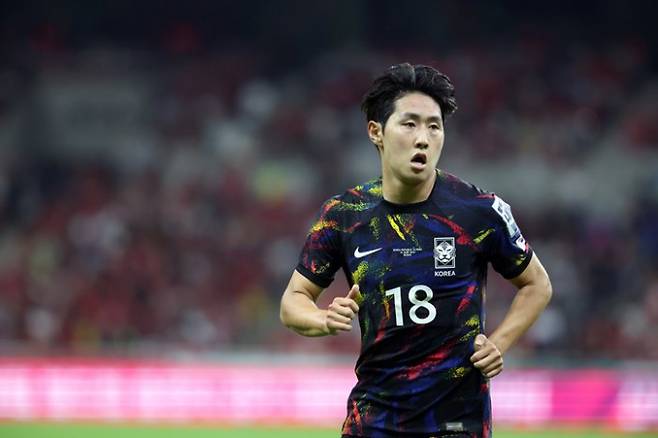 대한민국 축구 국가대표 이강인의 파리 생제르맹(PSG) 이적이 임박했다는 소식이 전해졌다. 사진은 지난달 16일 오후 부산시 연제구 부산아시아드주경기장에서 열린 하나은행 초청 대한민국과 페루의 축구 국가대표 평가전에서 이강인이 코너킥을 차기 위해 이동하고 있는 모습. /사진=뉴스1