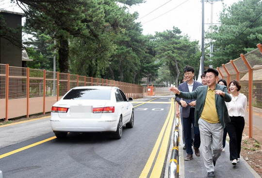 김동근 의정부시장이 3일 개통한 반환 미군기지 캠프 레드 클라우드(CRC) 임시도로를 점검하고 있다. 의정부시청 제공