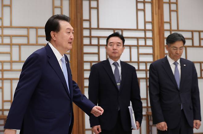 윤석열 대통령이 3일 서울 용산 대통령실 청사에서 열린 김홍일 국민권익위원장 임명장 수여식에 입장하고 있다. [연합]