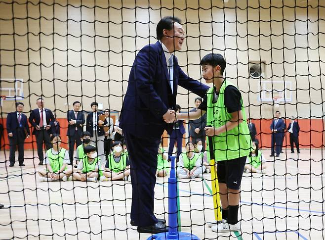 윤석열 대통령이 방과후 돌봄·교육 프로그램인 ‘늘봄학교’ 참관을 위해 3일 경기도 수원초등학교를 방문, 전직 프로야구 선수들이 강사로 초등학생들을 지도하는 간이야구 프로그램을 지켜본 뒤 학생을 격려하고 있다. [연합]