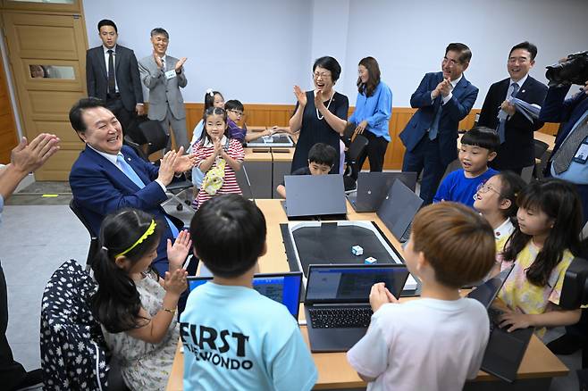 윤석열 대통령이 방과후 돌봄·교육 프로그램인 '늘봄학교' 참관을 위해 3일 경기도 수원초등학교를 방문, 디지털 새싹캠프에서 코딩 수업 중인 학생들과 로봇 게임을 하고 있다. [연합]