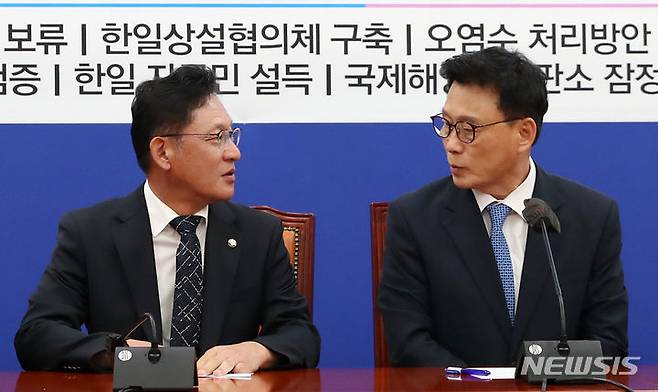 [서울=뉴시스] 이영환 기자 = 박광온 더불어민주당 원내대표와 배진교 정의당 원내대표가 3일 오전 서울 여의도 국회에서 원내대표-원내수석(2+2) 회동을 하고 있다. 2023.07.03. 20hwan@newsis.com