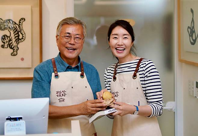 [서울=뉴시스] 강선우 더불어민주당 의원이 지난 1일 문재인 전 대통령이 운영하는 평산책방을 방문했다며 페이스북에 문 전 대통령과 함께 찍은 사진을 게재했다. (사진=강선우 의원 페이스북) 2023.07.03. photo@newsis.com *재판매 및 DB 금지