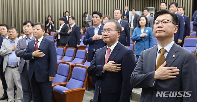 [서울=뉴시스] 전진환 기자 = 윤재옥 국민의힘 원내대표가 3일 오후 서울 여의도 국회에서 열린 의원총회에서 동료의원들과 국민의례를 하고 있다. 2023.07.03. amin2@newsis.com