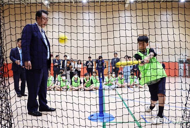 [서울=뉴시스] 홍효식 기자 = 윤석열 대통령이 방과 후 돌봄·교육 프로그램인 '늘봄학교' 참관을 위해 3일 경기도 수원 팔달구 수원초등학교를 방문해 티볼 교실을 참관하고 있다. (대통령실통신사진기자단) 2023.07.03. yesphoto@newsis.com