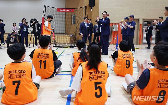 [서울=뉴시스] 홍효식 기자 = 윤석열 대통령이 방과 후 돌봄·교육 프로그램인 '늘봄학교' 참관을 위해 3일 경기도 수원 팔달구 수원초등학교를 방문해 티볼 교실을 참관하고 있다. (대통령실통신사진기자단) 2023.07.03. yesphoto@newsis.com