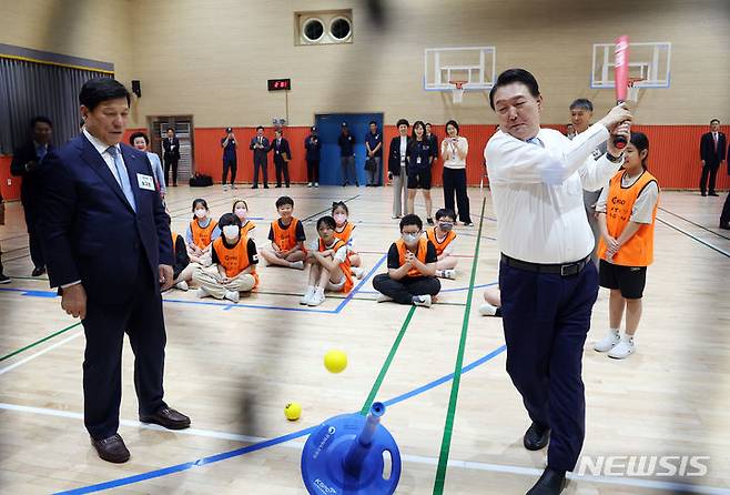 [서울=뉴시스] 홍효식 기자 = 윤석열 대통령이 방과 후 돌봄·교육 프로그램인 '늘봄학교' 참관을 위해 3일 경기도 수원 팔달구 수원초등학교를 방문해 티볼 교실을 참관하며 시타하고 있다. (대통령실통신사진기자단) 2023.07.03. yesphoto@newsis.com