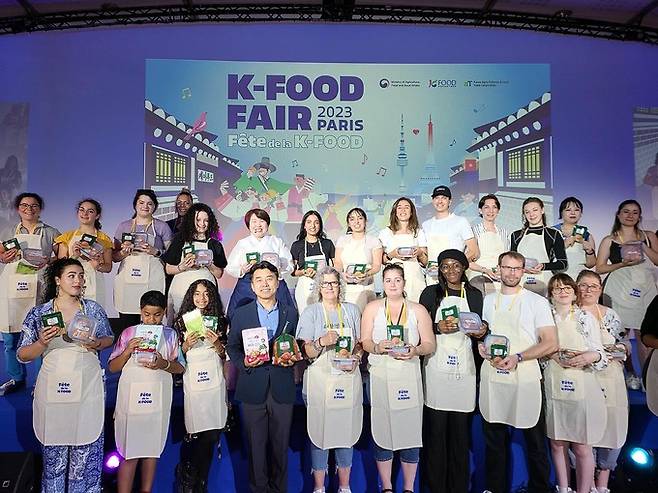 농협경제지주는 지난 6월 30일부터 7월 1일까지 프랑스 파리에서 열린 「2023 K-FOOD FAIR Paris」에 참가해 한국 농식품 홍보에 나섰다. 사진은 이수희 농협경제지주 식품사업부장(앞줄 왼쪽에서 네 번째) 등 농협 관계자들이 '김치 만들기 체험 행사'를 마친 뒤 현지 바이어들과 기념사진을 찍는 모습. 농협 제공