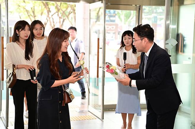 윤석준 구청장(오른쪽)이 민원실 안내도우미로 활동하고 있다. 대구 동구 제공