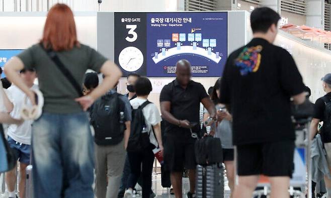 3일 인천국제공항 제1여객터미널이 여행객들로 붐비고 있다. 뉴스1