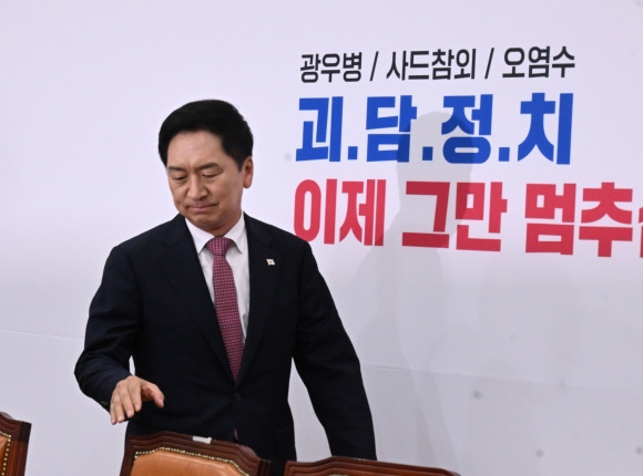 국민의힘 김기현대표가 3일 오전 국회에서 열린 최고위원회의에 참석하고 있다. 2023.7.3안주영 전문기자