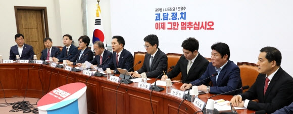 김기현(오른쪽 5번째) 국민의힘 대표가 3일 오전 국회에서 열린 최고위원회의에서 발언하고 있다. 2023.7.03 뉴시스