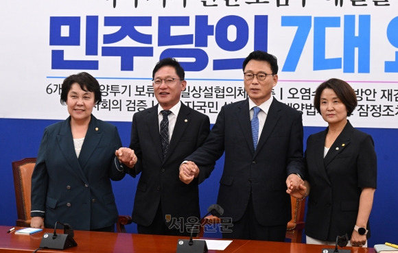 민주당과 정의당 원내대표와 원내수석부대표가 3일 국회 민주당 사무실에서 만나고 있다.      왼쪽부터 민주당 정춘숙 원내수석부대표, 정의당 배진교 원내대표, 민주당 박광온 원내대표, 정의당 이은주 원내수석부대표. 2023.7.3안주영 전문기자